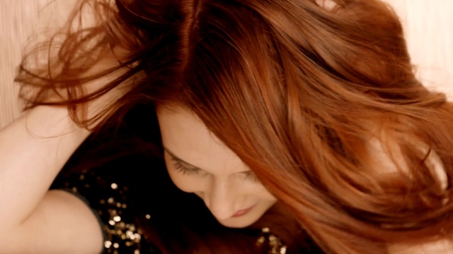 Video Reference: Hair, Hairstyle, Face, Hair coloring, Brown hair, Layered hair, Blond, Red hair, Chin, Beauty