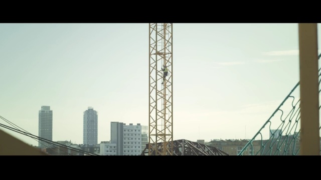 Video Reference: Metropolitan area, Urban area, Daytime, Tower, Skyscraper, Landmark, Metropolis, Sky, Architecture, City