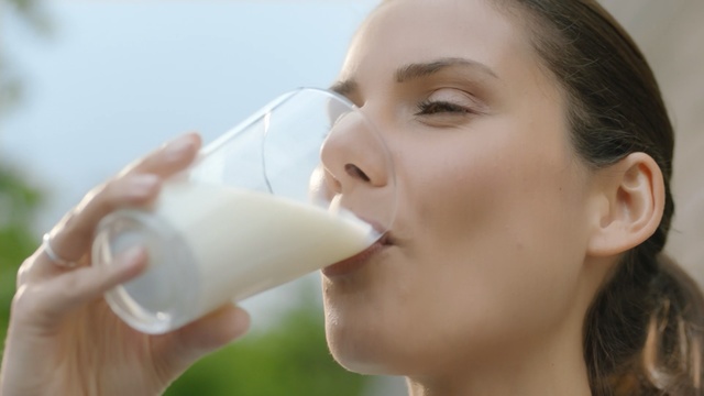 Video Reference: skin, nose, chin, water, neck, drinking