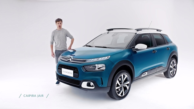 Video Reference: Land vehicle, Vehicle, Car, Motor vehicle, Automotive design, Compact sport utility vehicle, Sport utility vehicle, Mini SUV, City car, Subcompact car, Person