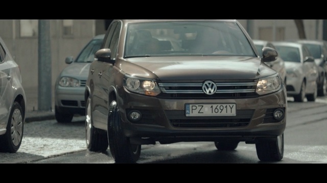 Video Reference: Land vehicle, Vehicle, Car, Volkswagen, Volkswagen tiguan, Automotive design, Crossover suv, Sport utility vehicle, Headlamp, Vehicle registration plate, Person