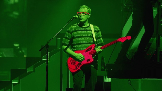 Video Reference: Performance, Green, Entertainment, Performing arts, Concert, Musician, Music, String instrument, Musical instrument, Guitar