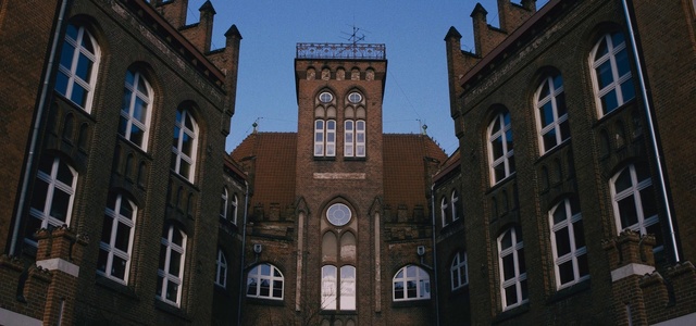 Video Reference: Landmark, Building, Architecture, Medieval architecture, Town, Sky, Urban area, Facade, Stately home, House