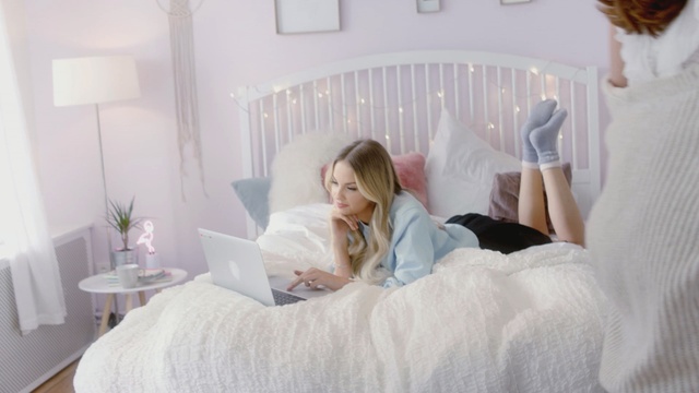 Video Reference: Bed, Product, Room, Bed sheet, Furniture, Skin, Bedding, Bedroom, Comfort, Pillow, Person