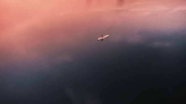 Video Reference: Sky, Atmospheric phenomenon, Atmosphere, Water, Calm, Cloud, Reflection, Wing, Sea, Vehicle