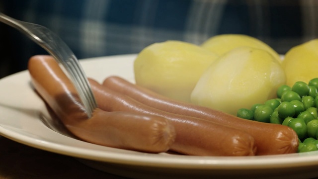 Video Reference: bockwurst, dish, frankfurter würstchen, food, knackwurst, german food, cuisine, vegetable, vienna sausage, recipe, Person
