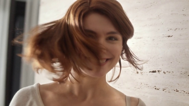 Video Reference: Hair, Face, Hairstyle, Brown hair, Layered hair, Hair coloring, Blond, Chin, Beauty, Eyebrow