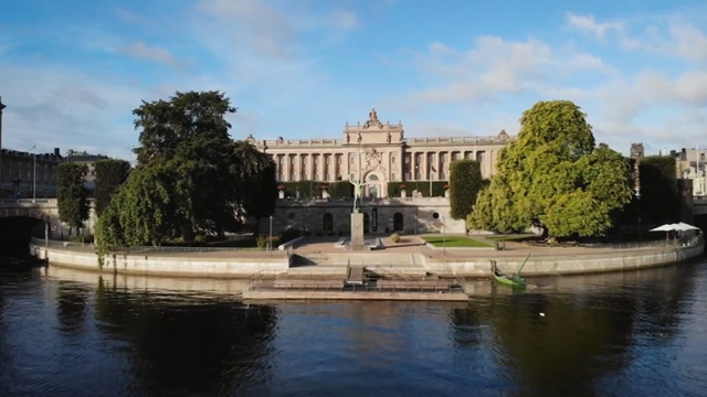 Video Reference: Water, Estate, Reflecting pool, Building, Waterway, River, Landmark, Reflection, Palace, Bank