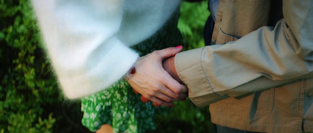 Video Reference: Green, Holding hands, Hand, Gesture, Finger, Interaction, Adaptation, Thumb, Nail, Person, Grass, Outdoor, Sitting, Small, Wearing, Table, Little, Holding, Eating, Young, Food, Man, Woman, Shirt, Plate, Girl, Boy, White, Baby, Standing, Phone, Blue