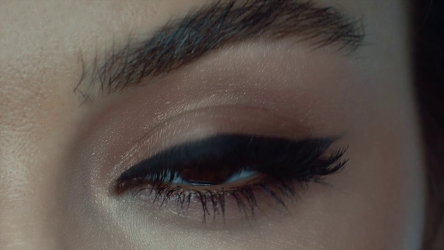 Video Reference: Eyebrow, Eyelash, Face, Eye, Eye shadow, Skin, Organ, Cosmetics, Close-up, Beauty