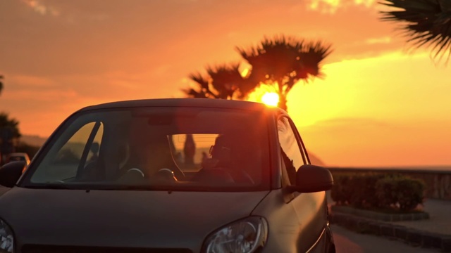 Video Reference: Land vehicle, Vehicle, Car, City car, Vehicle door, Subcompact car, Compact car, Family car, Mid-size car, Hatchback