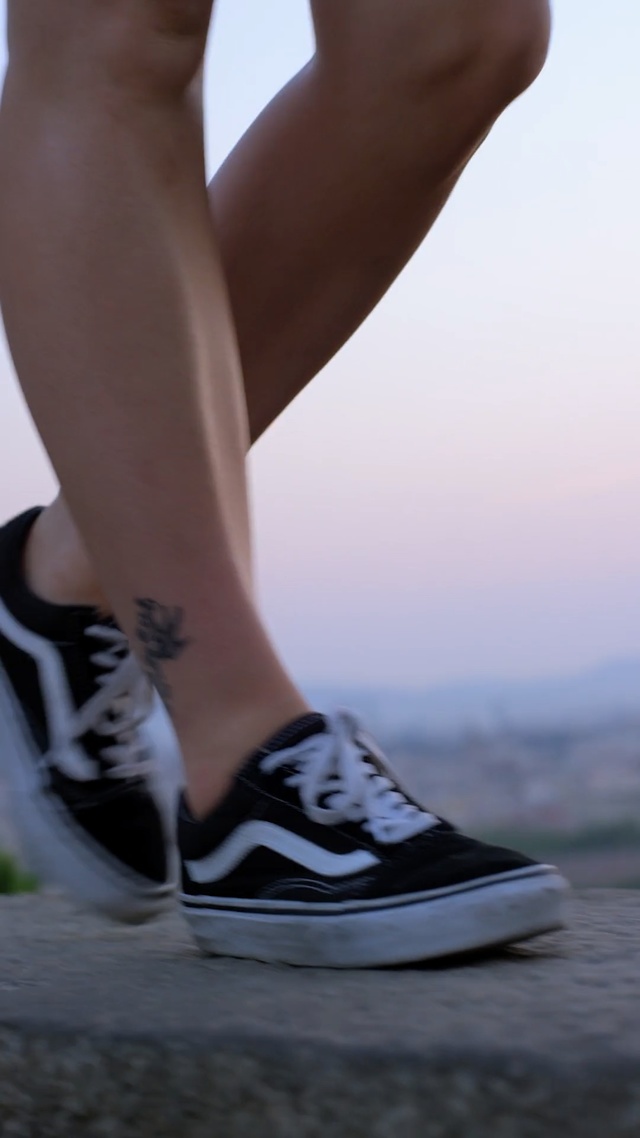 Video Reference: Footwear, White, Human leg, Black, Shoe, Leg, Calf, Plimsoll shoe, Ankle, Foot