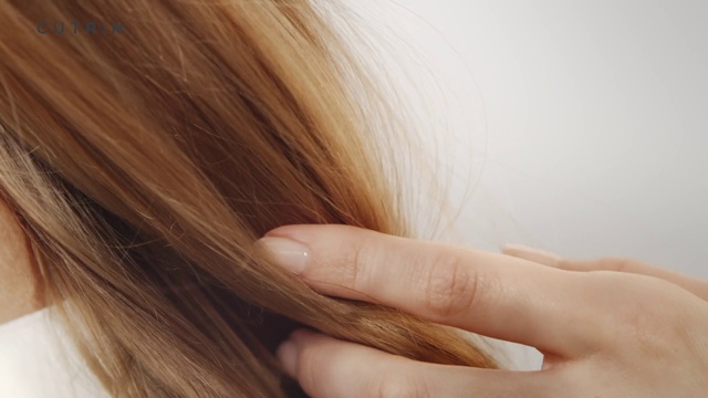 Video Reference: Hair, Eyelash, Gesture, Liver, Finger, Layered hair, Step cutting, Peach, Thumb, Nail