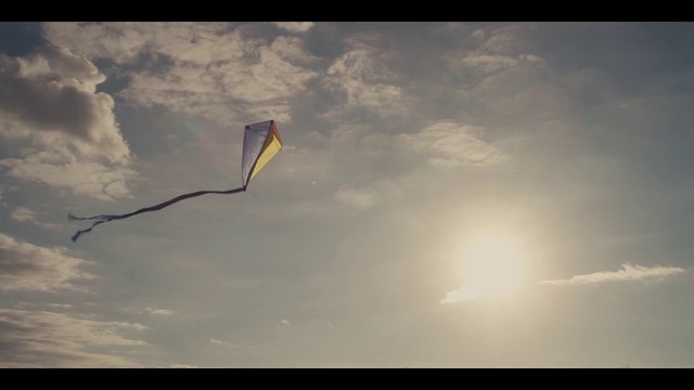 Video Reference: Sky, Cloud, Atmosphere, Kite, Kite sports, Sport kite, Wind, Sunlight, Evening