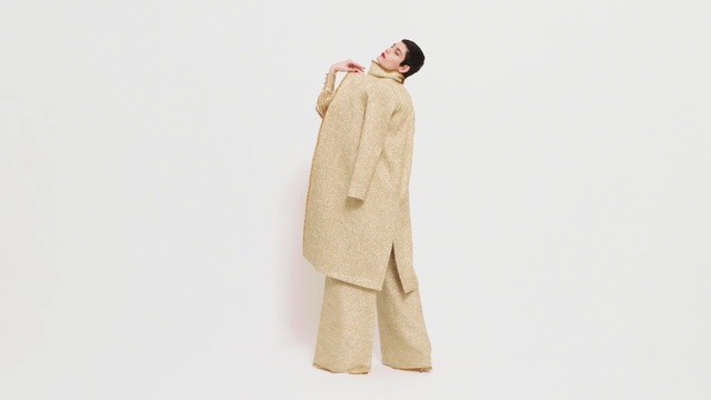 Video Reference: fur, beige, coat, woolen