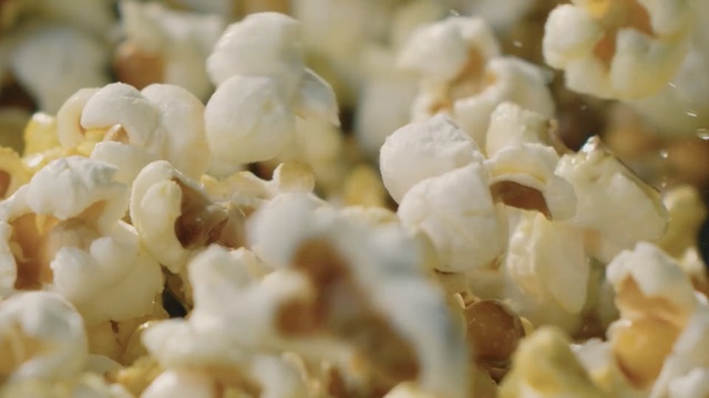 Video Reference: Popcorn, Kettle corn, Food, Cuisine, Dish, Snack, Ingredient, American food, Person, Banana, Plate, Indoor, Pasta, Cream, Slice, Salad, Bowl, Cake, Close, Dessert, Grass, Decorated, Piece, Eaten, Fruit, Filled, Chocolate, Cheese, Glass, Ready, Broccoli, Desert, Table, Closeup, Toppings, White, Holding, Large, Blue, Recipe, Delicious, Dairy