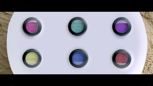 Video Reference: Eye shadow, Button, Eye, Circle, Material property, Fashion accessory