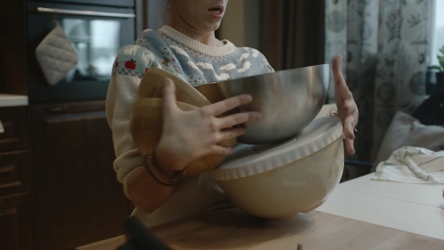 Video Reference: mixing bowl, bowl, container