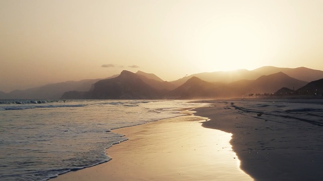 Video Reference: Body of water, Sky, Sea, Coast, Beach, Horizon, Ocean, Atmospheric phenomenon, Shore, Morning