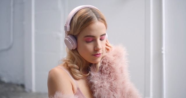 Video Reference: beauty, hairstyle, eyewear, girl, vision care, hair accessory, audio, long hair, fur, hair coloring, Person