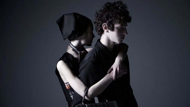 Video Reference: Black, Shoulder, Male, Fashion, Black-and-white, Photography, Joint, Flash photography, Hand, Monochrome