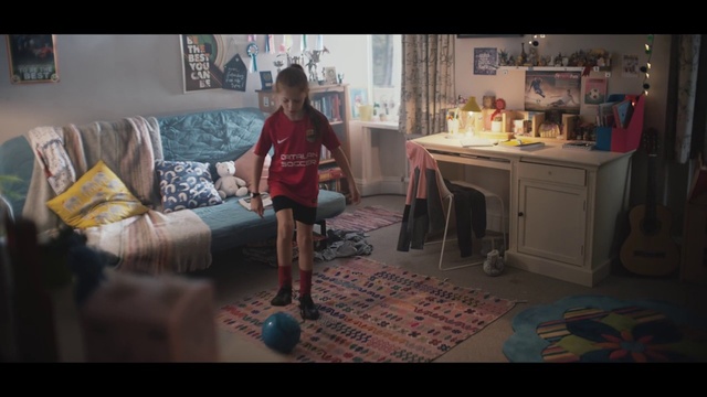 Video Reference: Photograph, People, Sitting, Leg, Snapshot, Room, Fun, Thigh, Human, Arm