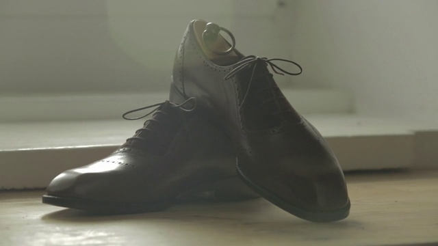 Video Reference: Footwear, Black, Shoe, Leather, Boot, Oxford shoe, Athletic shoe