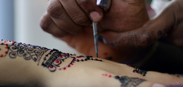 Video Reference: Pattern, Skin, Mehndi, Tattoo, Hand, Design, Finger, Wrist, Temporary tattoo, Flesh