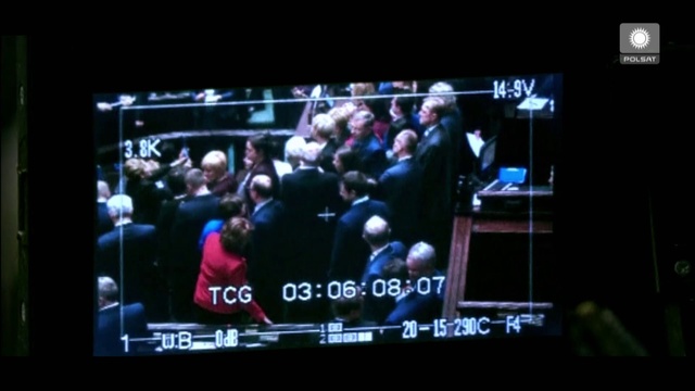 Video Reference: Display device, Flat panel display, Performance, Led display, Technology, Led-backlit lcd display, Stage, Media, Electronic device, Audience, Monitor, Television, Screen, Indoor, Flat, Sitting, Front, Large, Player, Set, Man, Standing, Holding, Table, Computer, Cat, Black, Pizza, Room, Remote, Ball, Video, Living, Game, White, Text, Screenshot, Person, Television program, Billboard, Display, Crowd