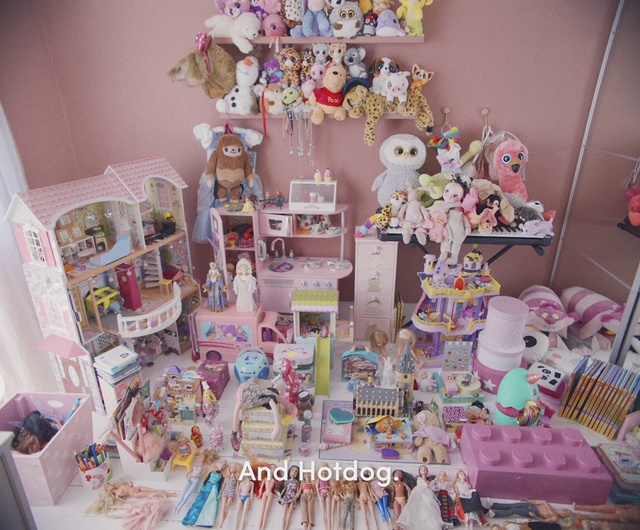 Video Reference: Pink, Toy, Souvenir, Party, Baby shower, Room, Sweetness, Interior design, Collection, Party favor