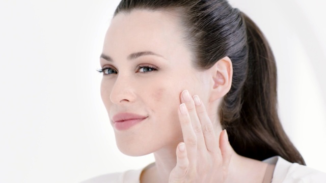 Video Reference: Face, Hair, Skin, Cheek, Eyebrow, Forehead, Chin, Nose, Lip, Head, Person