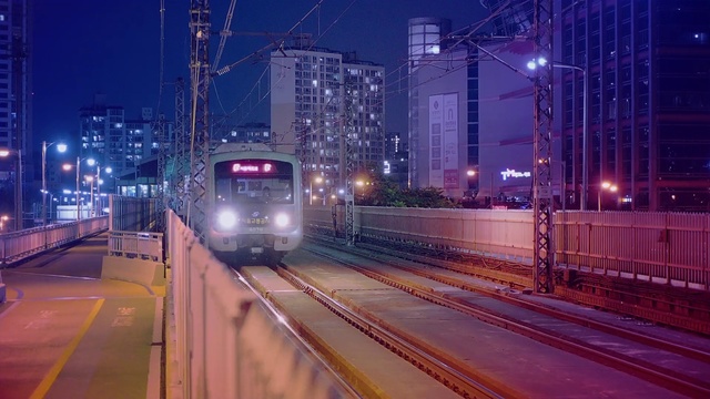 Video Reference: Transport, Metropolitan area, Mode of transport, Metropolis, Urban area, Vehicle, Track, Public transport, Rolling stock, Railway