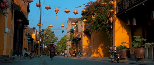 Video Reference: Town, Street light, Street, Neighbourhood, Lighting, Downtown, Road, Travel, Infrastructure, Pedestrian