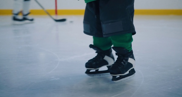 Video Reference: Ice rink, Ice skate, Sports, Ice hockey equipment, Footwear, Team sport, Skating, Sports equipment, Ice skating, Ice hockey