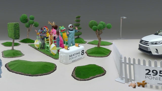 Video Reference: Fondant, Cake, Sugar paste, Cake decorating supply, Cake decorating, Dessert, Organism, Baked goods, Figurine, Table