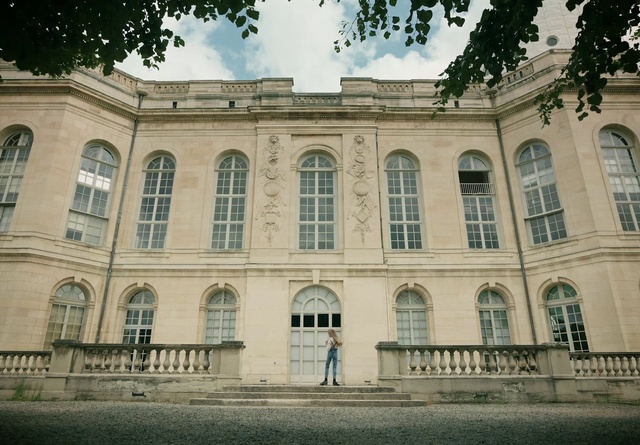 Video Reference: Building, Architecture, Landmark, Classical architecture, Property, Mansion, Estate, Facade, Palace, House