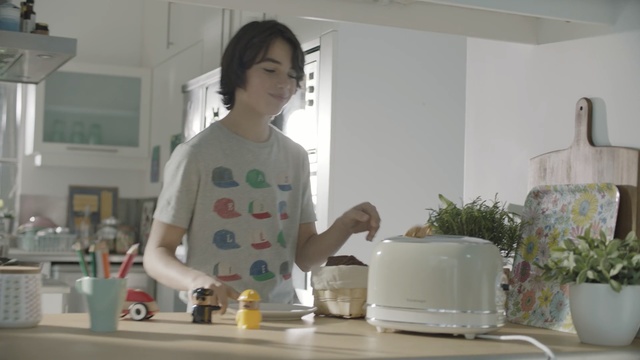 Video Reference: Small appliance, Juicer, Home appliance, Person