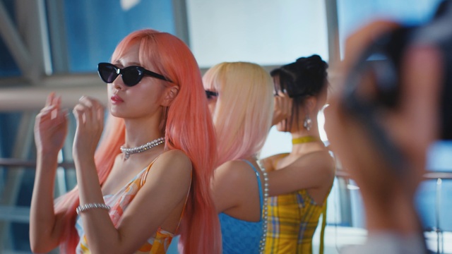 Video Reference: Goggles, Vision care, Eyewear, Gesture, Happy, Sunglasses, Wig, Entertainment, Leisure, Event