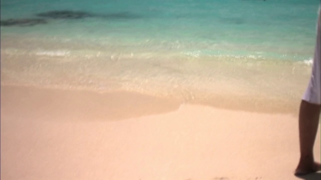 Video Reference: Sky, Sea, Atmospheric phenomenon, Sand, Ocean, Shore, Beach, Atmosphere, Horizon, Cloud