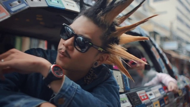 Video Reference: Eyewear, Hair, Cool, Glasses, Sunglasses, Snapshot, Hairstyle, Vision care, Fun, Hand