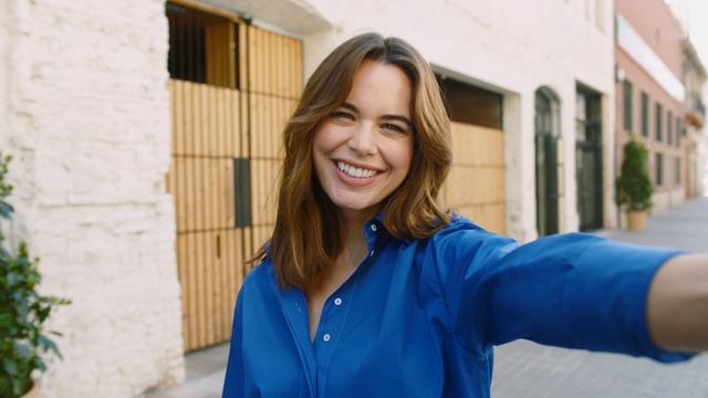Video Reference: Hair, Blue, Facial expression, Smile, Beauty, Electric blue, Eye, Fun, Outerwear, Photography