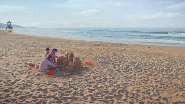 Video Reference: Water, Sky, Cloud, Beach, People on beach, Horizon, Landscape, Leisure, Holiday, Fun