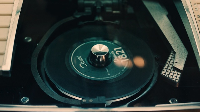 Video Reference: Electronics, Record player, Gramophone record, Technology, Electronic instrument, Electronic device, Person