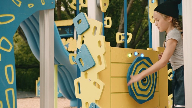 Video Reference: Yellow, Fun, Playset, Games, Leisure, Child, Play, World, Recreation, Vacation, Person
