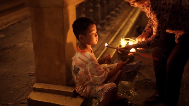 Video Reference: children, woman, asia, street, fire, candle