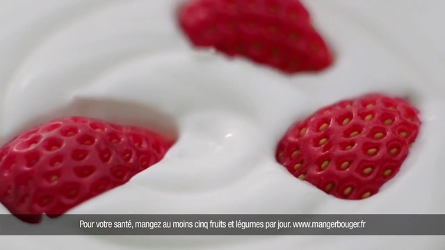 Video Reference: strawberry, strawberries, fruit, whipped cream, frutti di bosco, berry, superfood, cream, sweetness, toppings