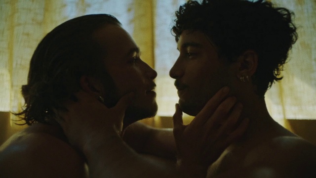 Video Reference: Lip, Hairstyle, Mouth, Flash photography, Smile, Gesture, Happy, Interaction, Jheri curl, Fun