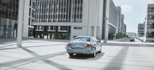 Video Reference: Land vehicle, Vehicle, Car, Luxury vehicle, Mid-size car, Executive car, Sedan, Mercedes-benz c-class, City car