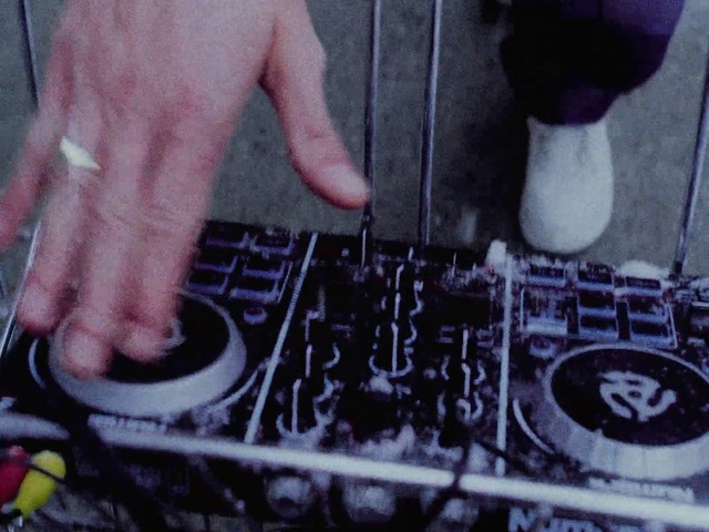 Video Reference: Disc jockey, Electronics, Deejay, Cdj, Technology, Sound engineer, Media player, Scratching, Electronic musical instrument, Person