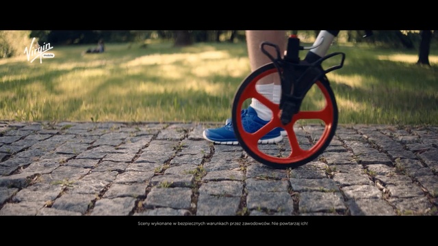 Video Reference: Bicycle wheel, Wheel, Spoke, Bicycle tire, Footwear, Photography, Vehicle, Automotive wheel system, Leg, Bicycle, Person